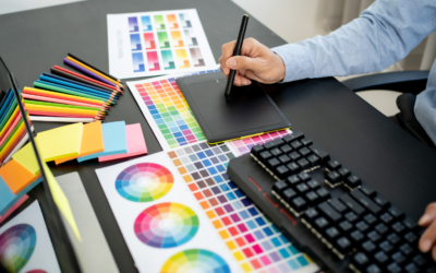 directeur artistique web trvaillant sur les couleurs depuis un ordinateur et une tablette graphique