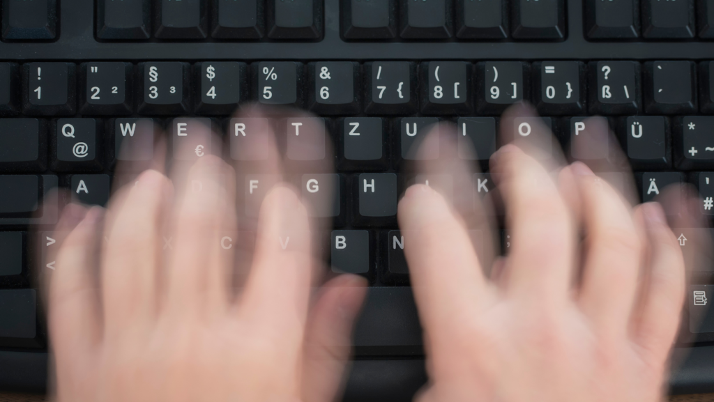 on voit les mains d'un rédacteur web qui écrit sur un clavier